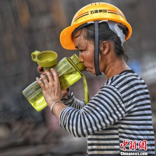 8月份的浙江嘉兴,酷暑炎炎,但建筑工地上的工人们却依旧未停下建设的