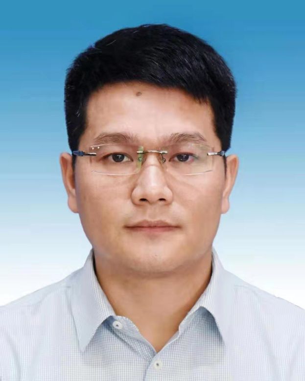 硕士研究生学历,现任樟树市委副书记,拟提名为樟树市人民政府市长人选