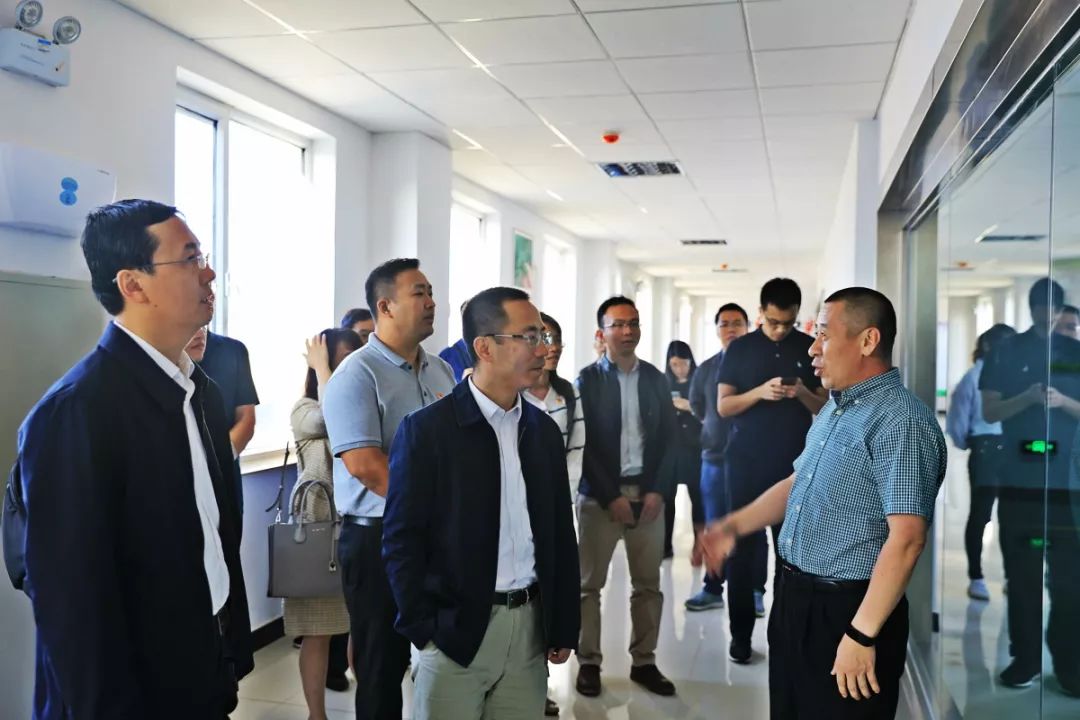 月23日,赵宇龙一行深入巴音乡小海子村开展金融扶贫下乡宣传主题党日