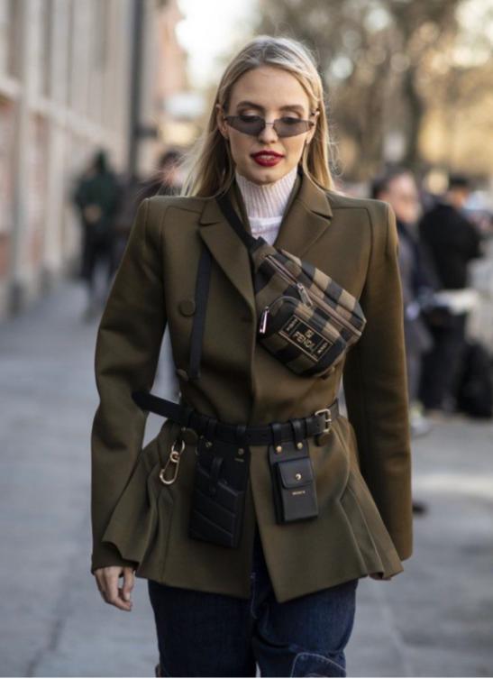 包包界的新潮流,怀旧腰包翻新再出场,背上它让你街头最吸睛