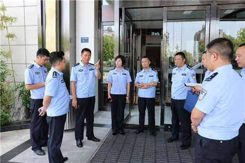 公安部治安管理局副局长钱熊飞到郑东分局视察安保组织工作