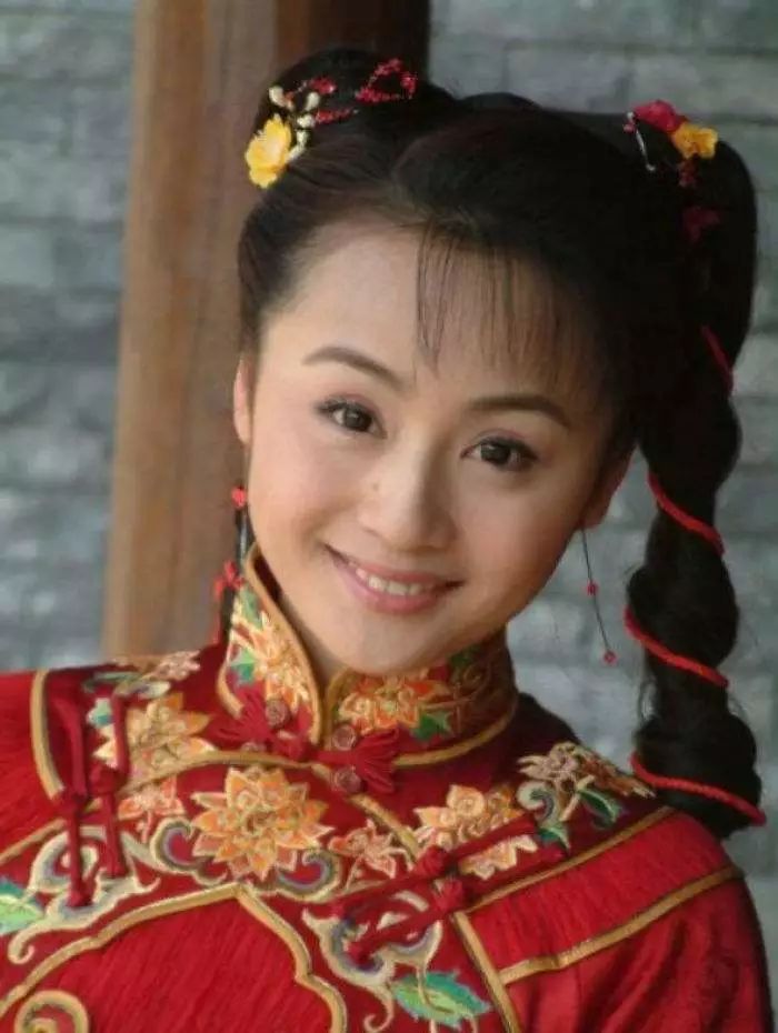 曾是"主持一姐",如今直播卖货被喊复出,_曹颖