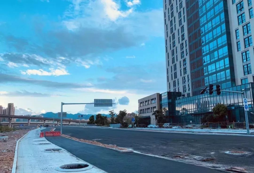 由北仑区公建中心建设管理的宝山路(新大路—灵江路)及配套高速公路