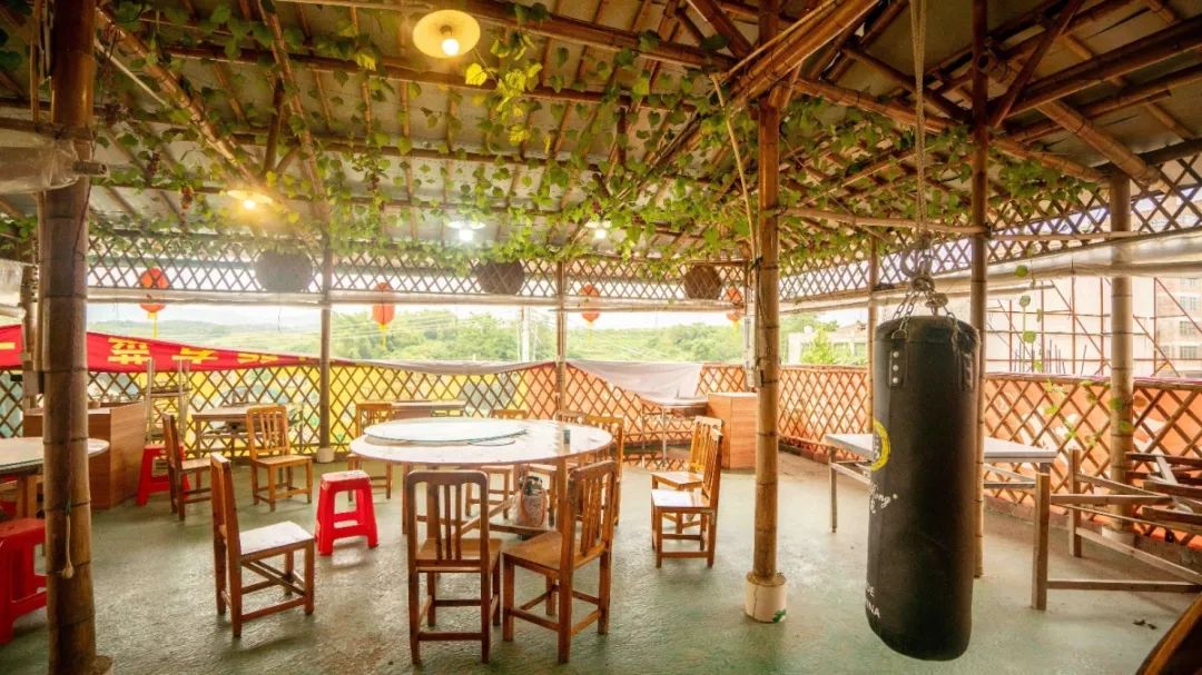 丰乐园农庄的三楼视野更为开阔,还能满足你的烧烤的需求!
