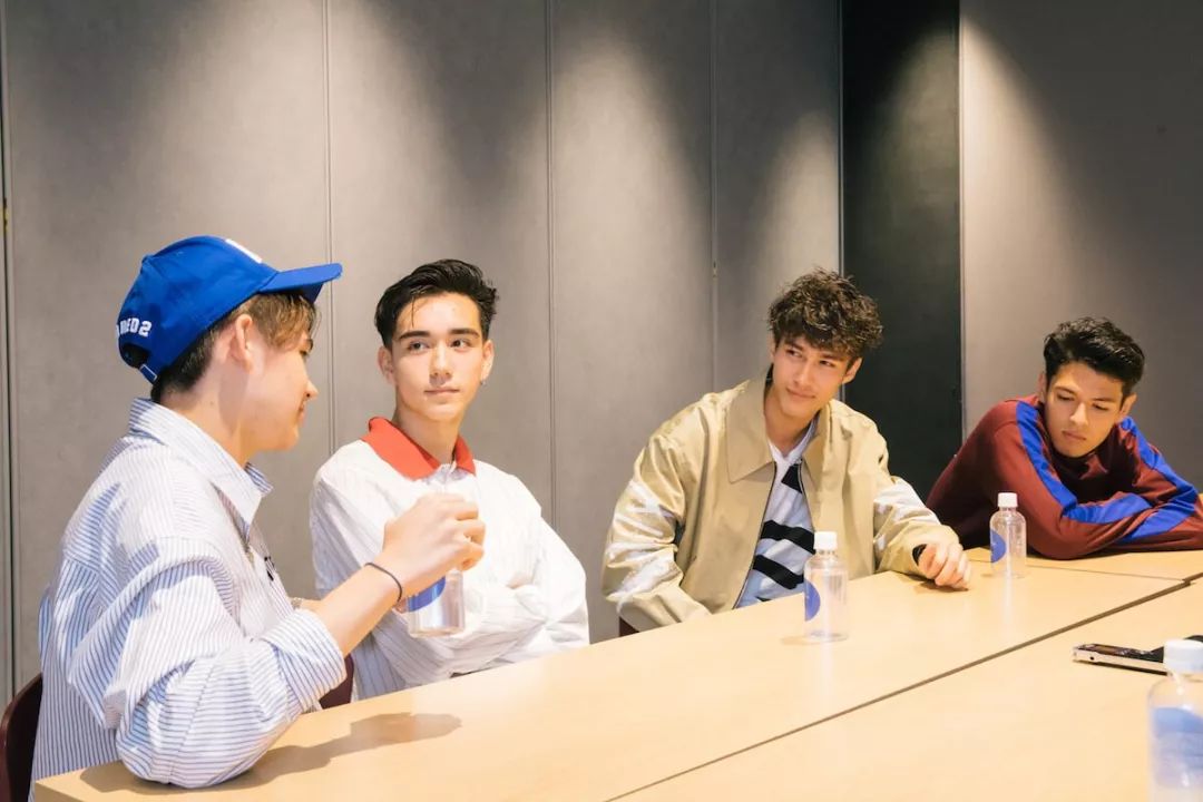 由于极高的颜值,intersection被誉为"东京最强日美混血男团"不过该