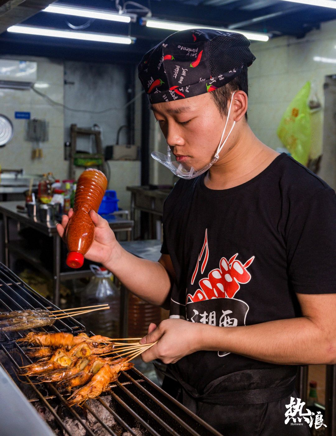 烧烤师傅团队均来自湖南湘西地区,一看手法就像是烤摊老江湖,翻面撒料