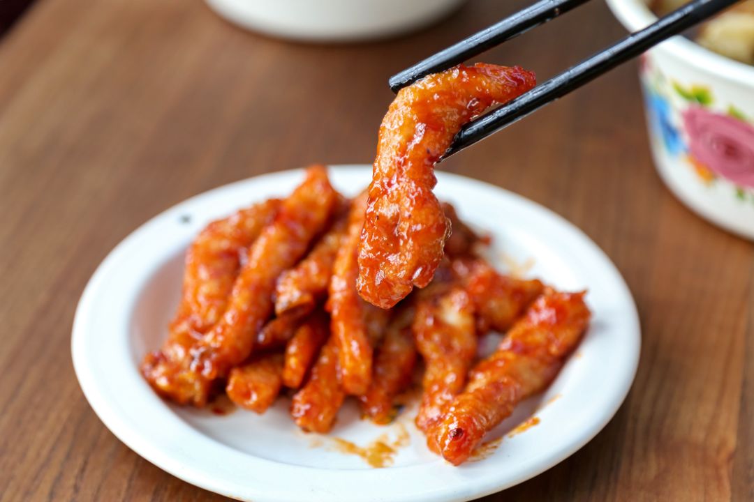 梅汁排条,炸猪排和烤猪蹄等小食,物美价廉,味道好~他家馄饨是纯猪肉馅