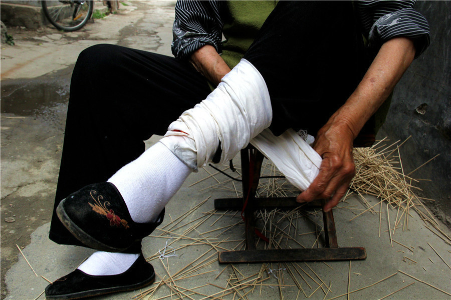 镜头下96岁的裹脚老人