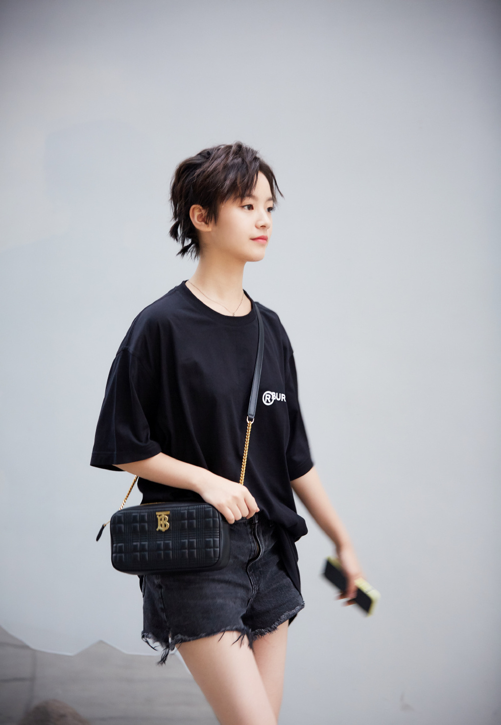 原创小欢喜的英子居然这么美全黑look帅气十足凌乱短发更惊艳