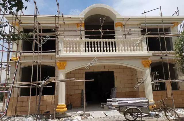 罗马柱承台用的是黄漆粉刷,点睛之笔瞬间让新家看上去气质非凡.