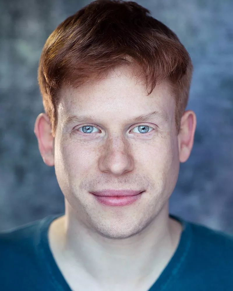 室演员,戏剧作品包括温莎的风流娘儿们,普罗透斯剧院《战斗中失踪》