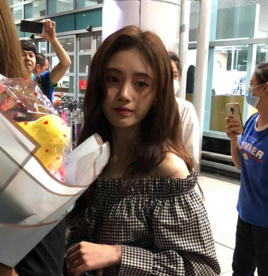 原创鞠婧祎失去十级滤镜就不是四千年了路人抓拍的她过于真实