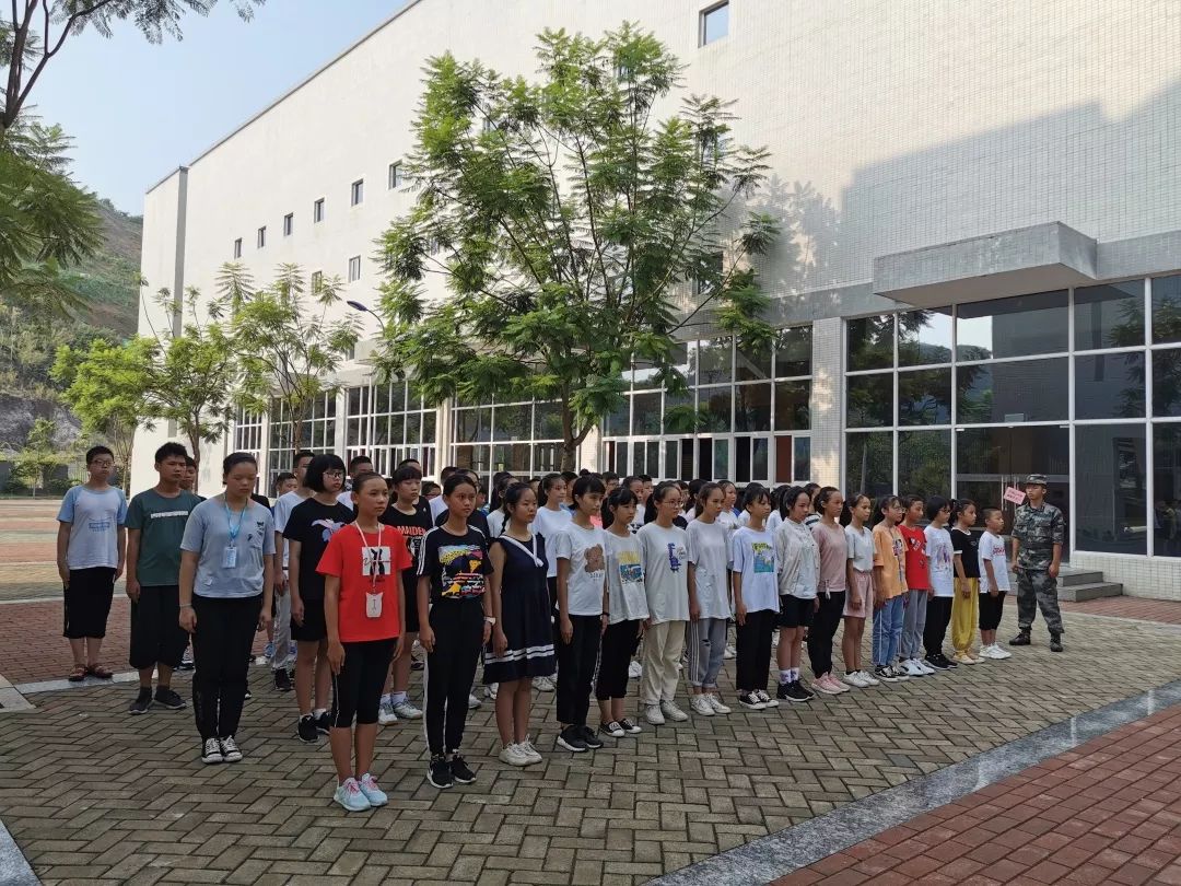 2019燕巍新的起航柳铁一中初中部新生军训第一天