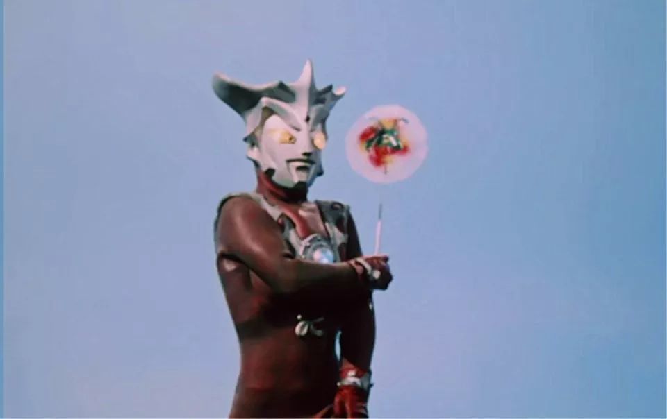 雷欧奥特曼被活生生锯碎!横截面露出灰色,观众看了有阴影_布纽