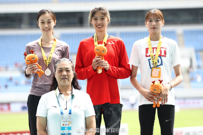 自古跳高赛场出俊男美女,男子跳高最帅气的莫过于王宇,人称中国田径界