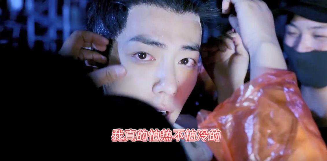 肖战王一博拍穷奇道戏打闹好开心肖战淋雨后很享受素颜很美