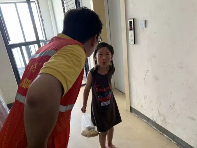 惊险苏州9岁小女孩被困电梯积极自救