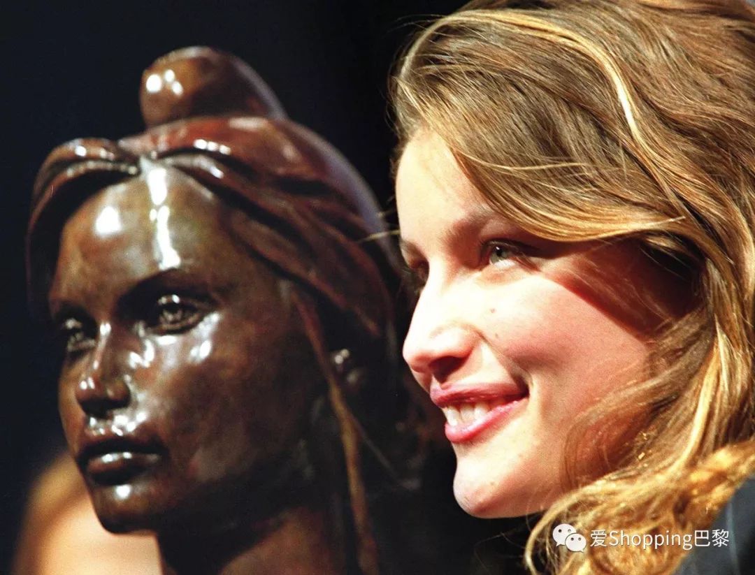 由全法国36,000多位市长共同投票,作为玛丽安娜(法语:marianne法兰西