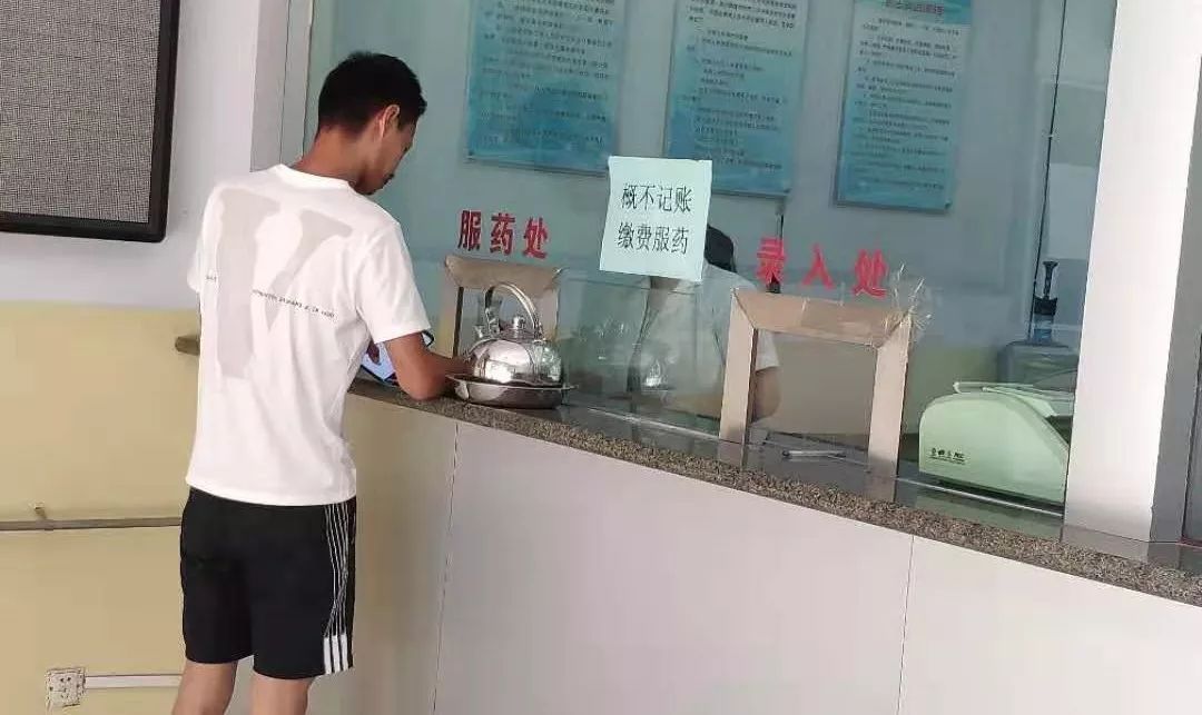中卫市 | 市禁毒办负责人"坐诊" 美沙酮维持治疗门诊