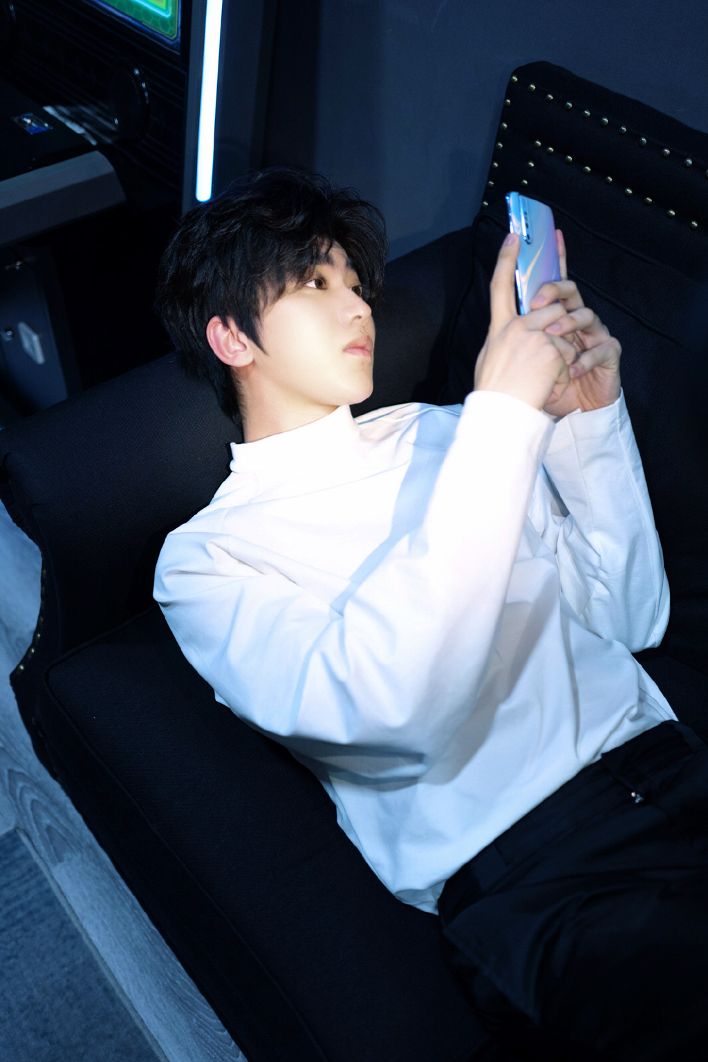 蔡徐坤躺着玩手机被蔡小室捕捉 试问谁不想扑进他怀里!