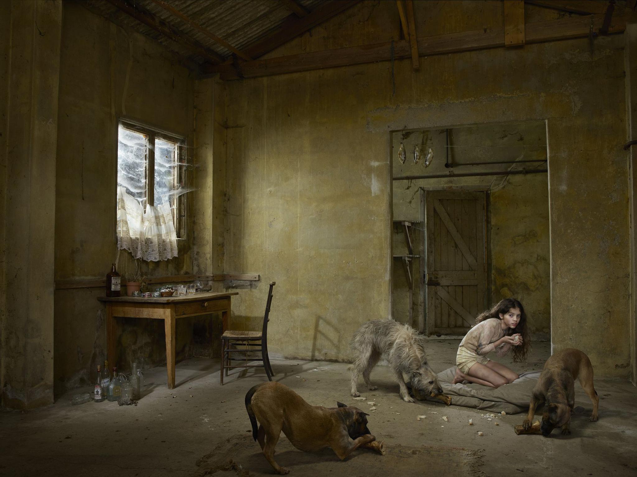 的孩子,最终她发现有太多这种命运下的"野孩子"并制作了这10张照片