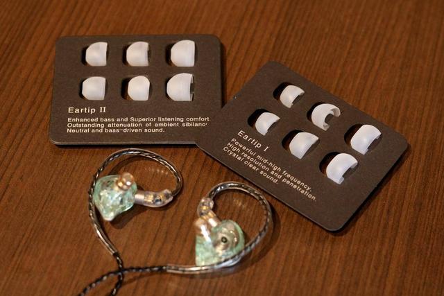 在安装耳机到线体上时,要注意有左和右的分别,耳塞和线材上均有相应