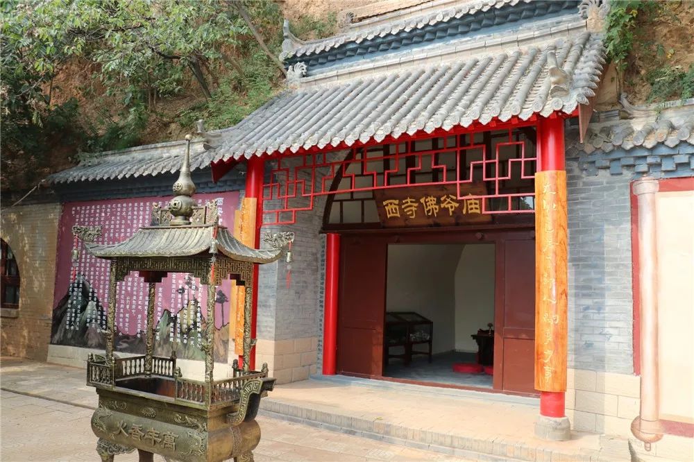 祈佑母亲福寿安康,大唐盛世康宁,唐太宗遂下旨在此建造"西寺佛爷庙"