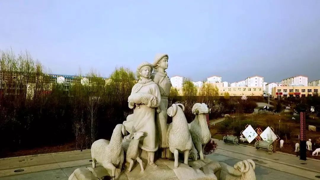 如今,在内蒙古地区,很多地方都建有草原英雄小姐妹的展馆,这对姐妹的