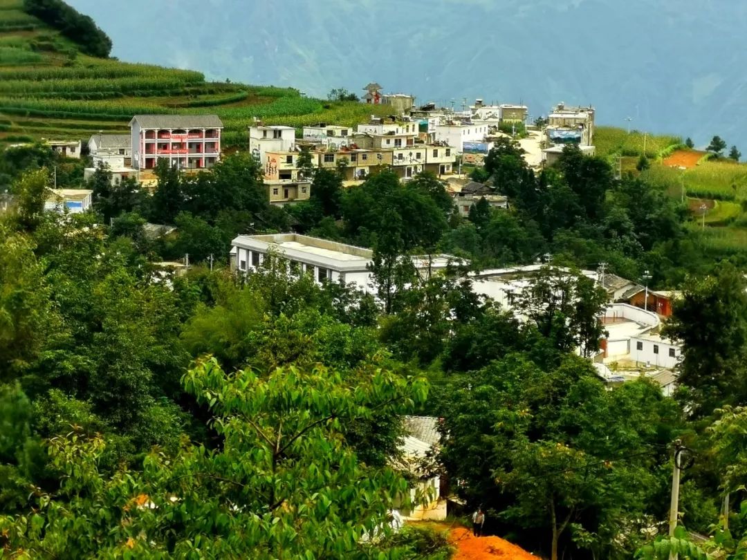 二十年前的一个盛夏,我到过一次巧家县小河镇马鞍村——这个汉族和