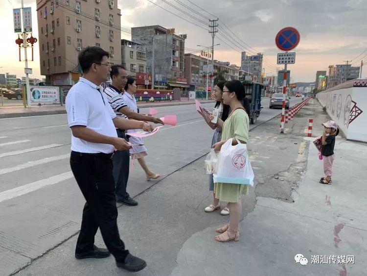 1,进村入户发放防控登革热资料,加强宣传力度志愿者进村入户向群众