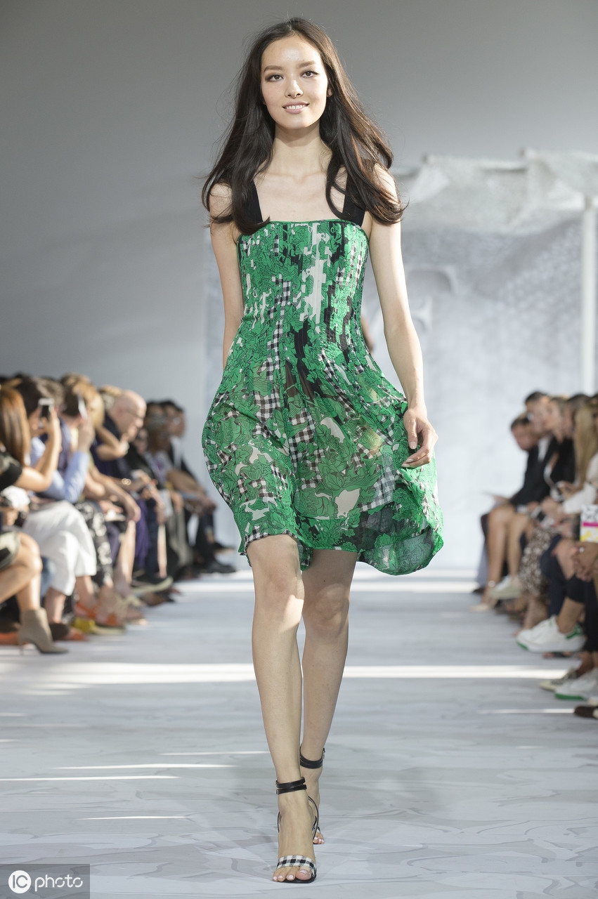 1/ 12 中国超模孙菲菲(图片来自 ic photo) 2012年12月20日,北京,2012