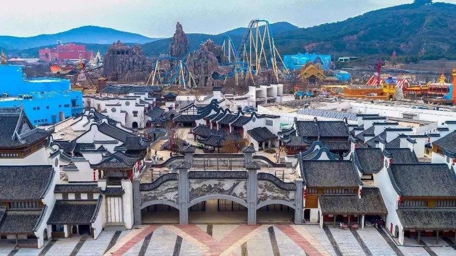 无锡融创文旅城历时五年,建设了融创乐园,商业中心,酒吧街,酒店群