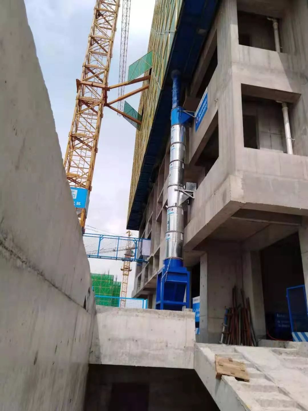 建筑垃圾运输管道:标化工地必备利器!结合爬架多用途