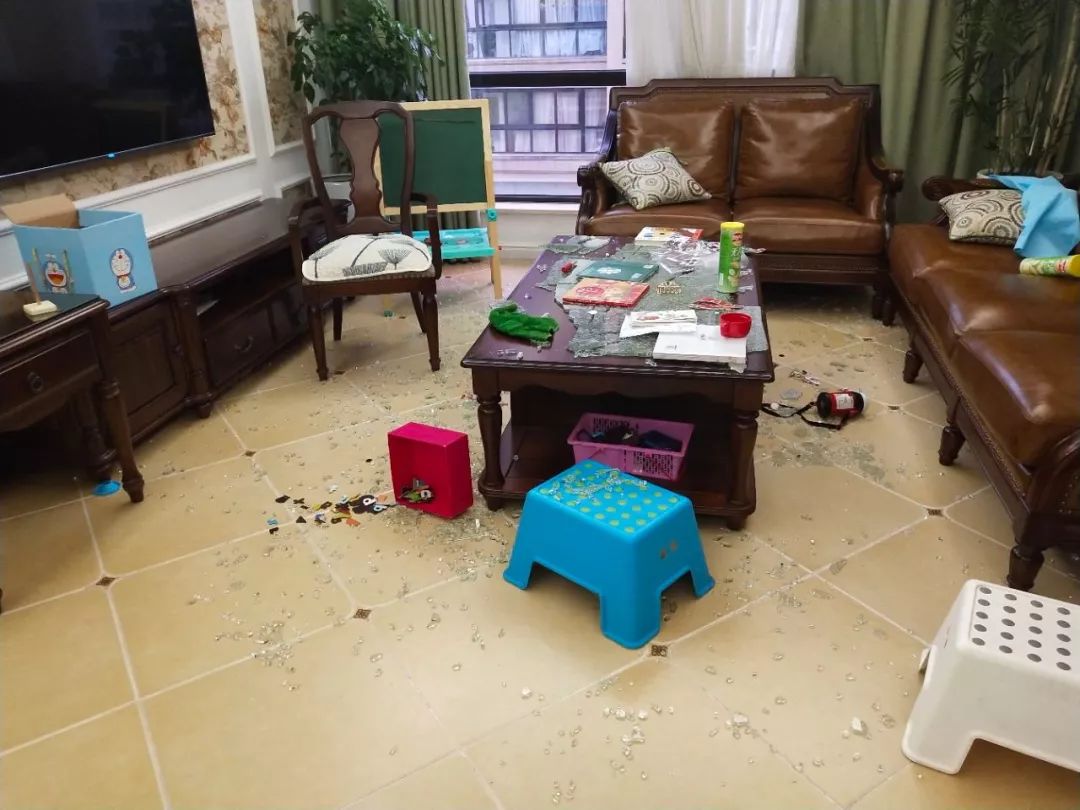 都要当心了萧山一户人家茶几玻璃突然炸裂小孩多处被划伤