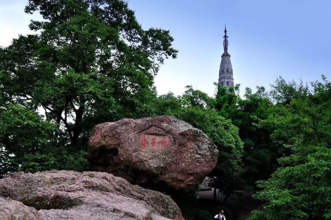姜舢哥哥西湖文化研学第三站保俶塔坐落于宝石山上,又名宝石塔,主要由