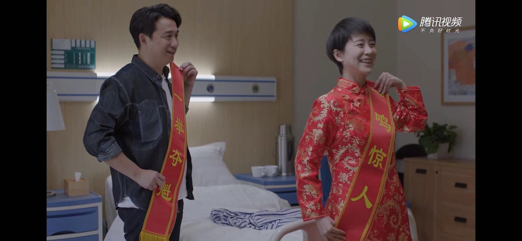 原创童文洁宋倩穿旗袍助威高考目的是旗开得胜这高考文化还真丰富