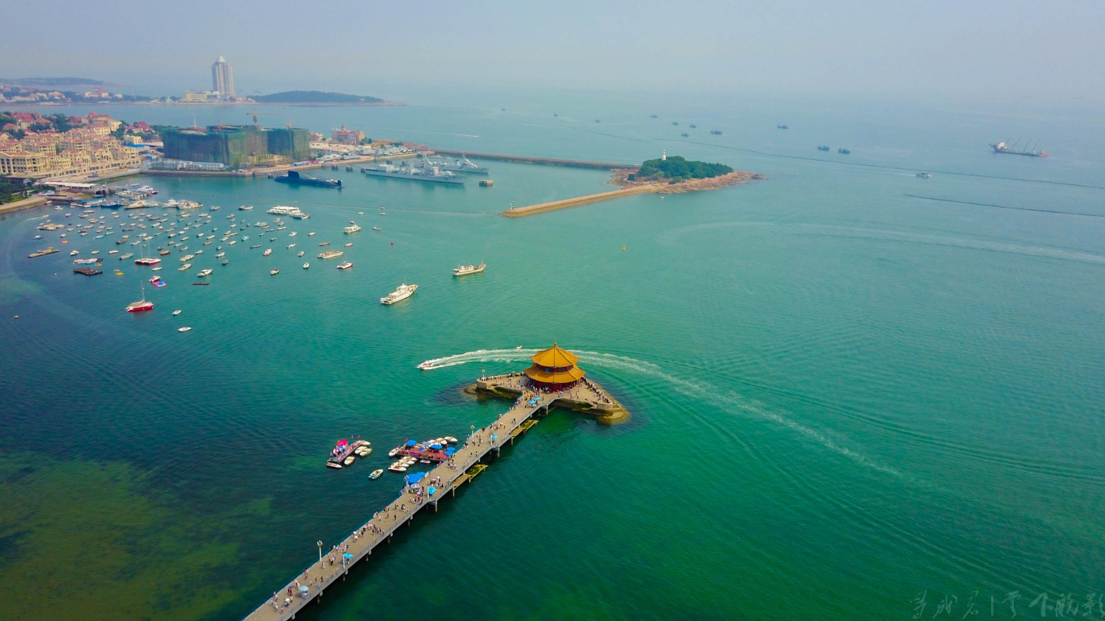 青岛十景之一青岛栈桥见证了中国海军力量的从无到有