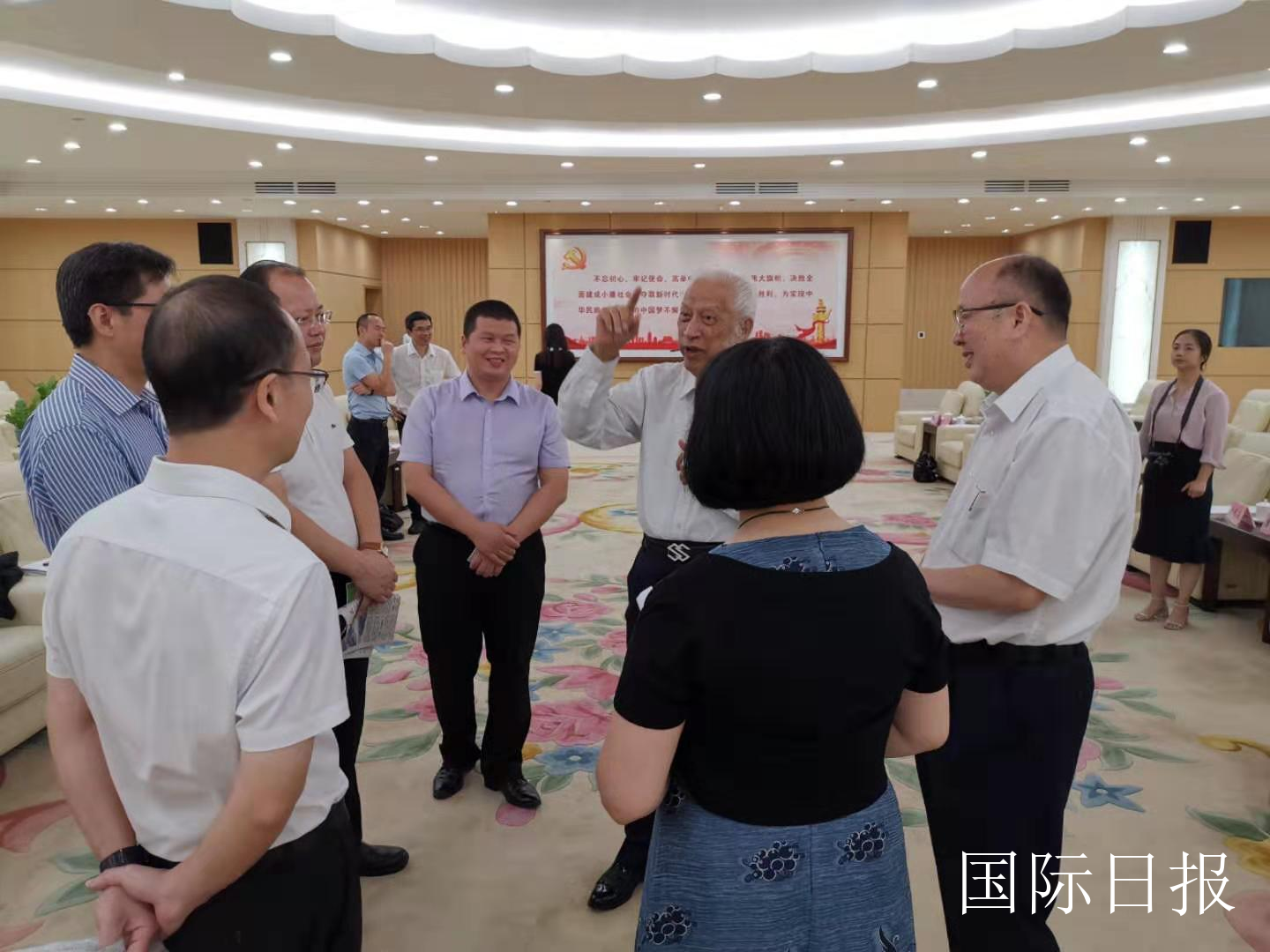 东莞市政府副秘书长梁绍光,市委外事办主任,市政府外事局局长谢玉华