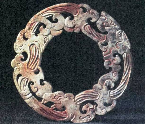 图5-11 龙纹玉环 西汉前期