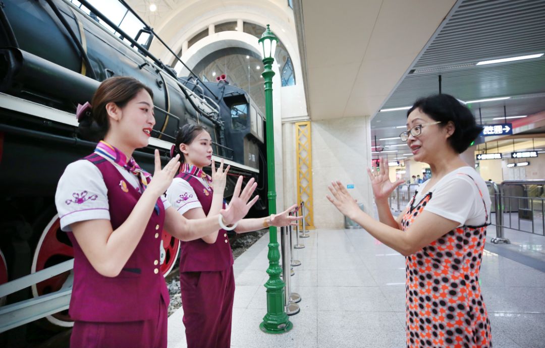三语服务让沟通零距离武汉地铁服务具有国际范儿