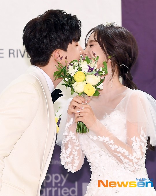 星闻ukiss成员李基燮和郑宥娜出席结婚记者会