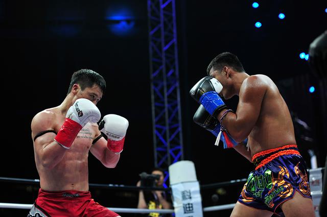 揭幕战在深圳宝安区体育馆打响,邱建良迎来和老对手江通猜的二番战,赛