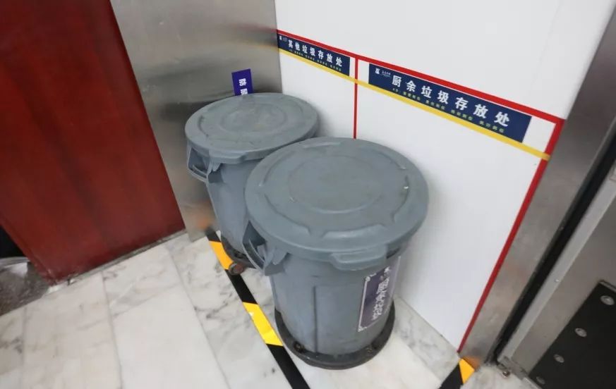 标准存在个别下水道口未设防鼠网个别油烟机油污重需要改进食品仓库