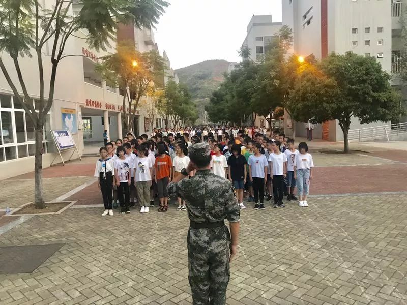 2019燕巍新的起航柳铁一中初中部新生军训第一天
