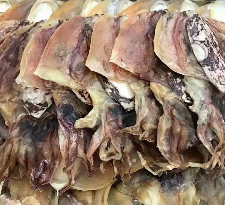 墨鱼干肉细结实,洁净无斑,颜色鲜红或微黄光亮,有鲜香味,够干淡口为