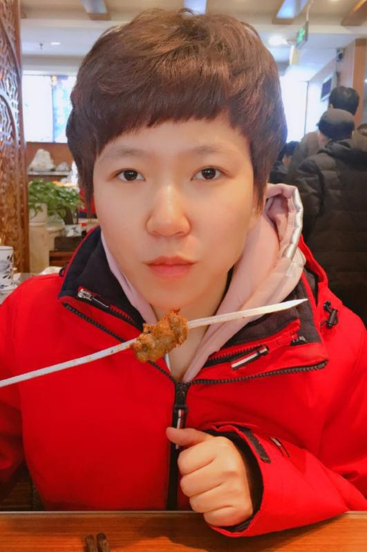 嫁于于鹤真后,很长一段时间,许鹤丹逐渐淡出了相声舞台,全面退居幕后