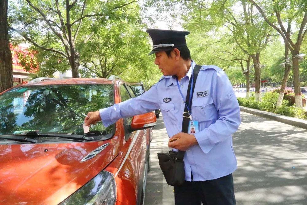 高温影像丨骄阳下最美的坚守—道路停车收费员