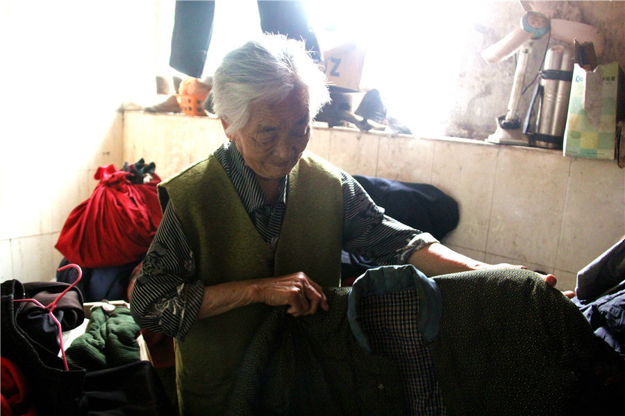 镜头下:96岁的裹脚老人_生活