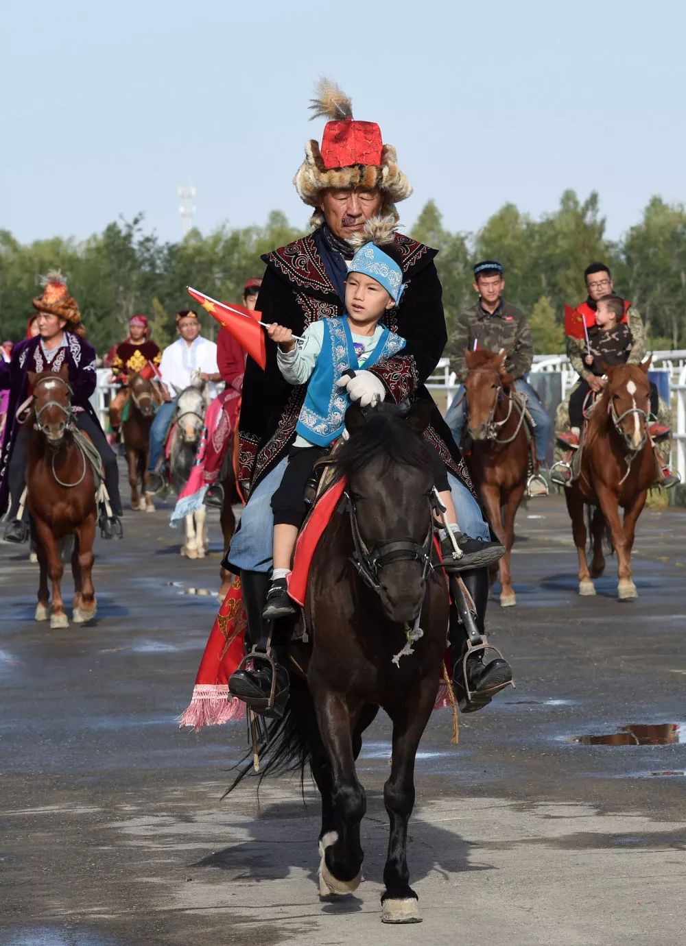 8月23日,在賽馬會開幕式上,哈薩克族騎手騎馬入場.