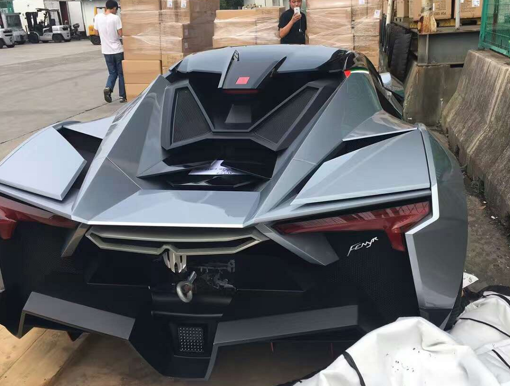 偶遇莱肯二代卸车价值1000万奇怪的是该车后视镜去哪了